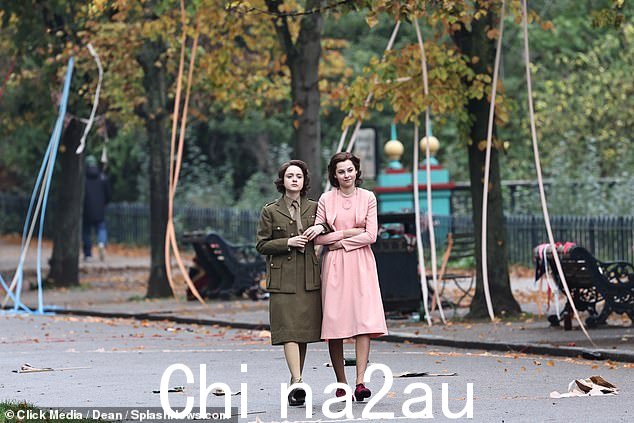出演 HBO 的 The Nevers 的 Prettejohn 小姐(左)穿着女王的初级指挥官制服,而 Gadsdon 小姐(右)则穿着粉红色和珍珠