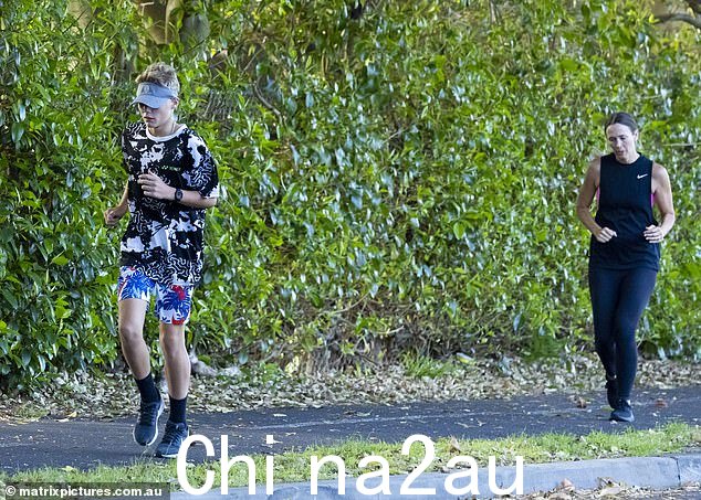 Cruz 上山时 Bec 在他身后几英尺处气喘吁吁