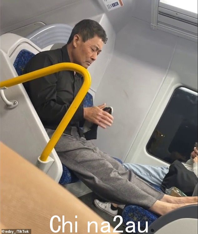 一名悉尼火车上的通勤者被摄像机拍到脱掉鞋袜,赤脚躺在地上eat in front