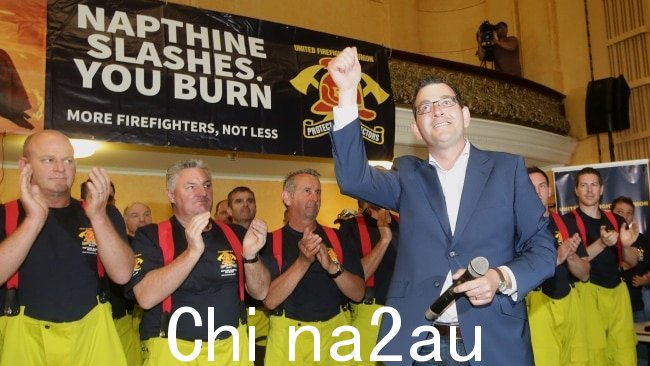 Daniel安德鲁斯在 2014 年大选获胜期间与消防员一起竞选。图片:NCA Newswire/Hamish Blair