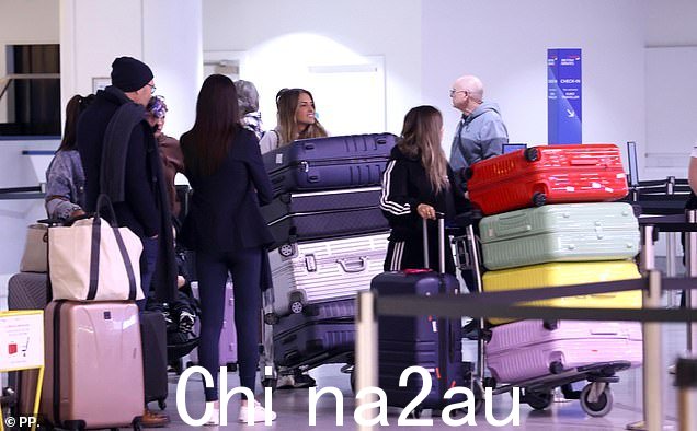 昨天,有人看到足球运动员的妻子、女友和家人涌入曼彻斯特机场,准备搭乘飞往伦敦的短途航班,然后再转乘另一架飞机,前往卡塔尔进行七小时的旅程