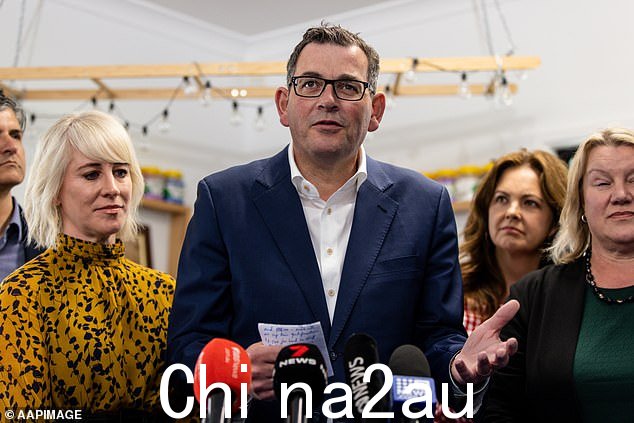 Daniel Andrews'(周日与他的妻子 Cath 合照,左图)工党政府正在周六的投票中竞选连任
