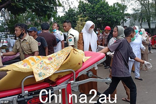 一名医务人员在周一地震中受灾最严重的 Cianjur 医院外用轮床抬着一名地震受害者