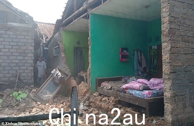 周一下午早些时候,西爪哇省 Cianjur 发生地震,其中一堵墙倒塌后,可以看到房屋的内部