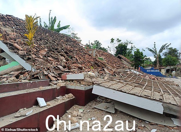 在西爪哇岛地震中被夷为平地的建筑残骸在 Cianjur 镇可见