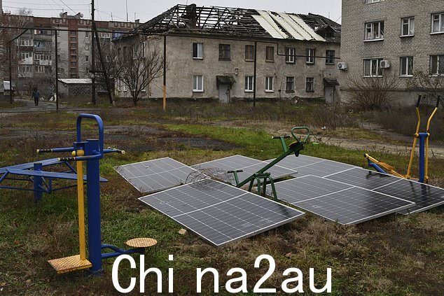 2022 年 11 月 20 日在乌克兰顿涅茨克地区莱曼的一栋公寓楼的院子里看到的太阳能电池板