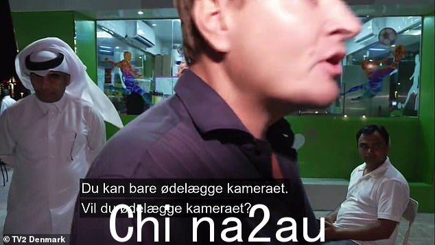 安全官员对他的拍摄提出异议,并很快威胁要毁掉他的相机