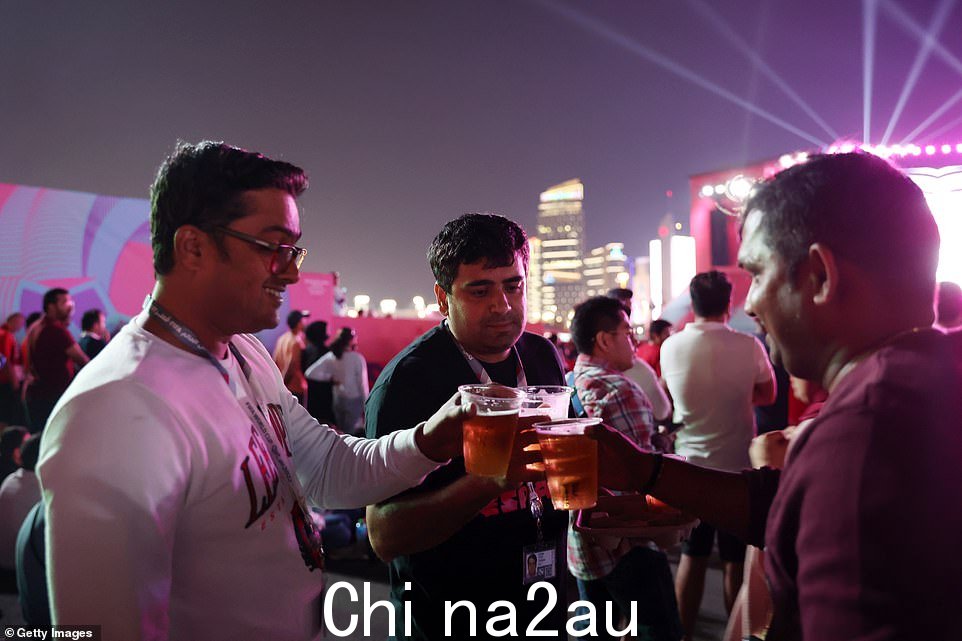 11 月 20 日在 Al Bidda 公园举办的 2022 年卡塔尔世界杯球迷节期间球迷喝啤酒