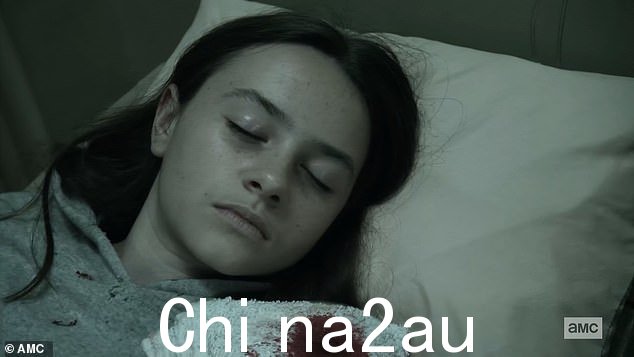 Judith:回到医务室,Judith 在 Daryl 输液后醒来。Judith 担心她会死,再也见不到她的父母