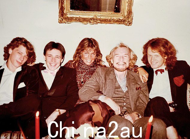 节日乐趣:Richard 和 Ann 与他的三个儿子 Damian、Jamie 和 Jared 在 1978 年的圣诞节
