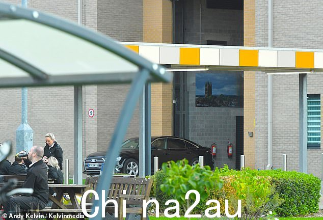 上个月在北威尔士雷克瑟姆的 HMP Berwyn 获准保释后,格林伍德在两名保安的陪同下乘坐一辆黑色奥迪轿车离开