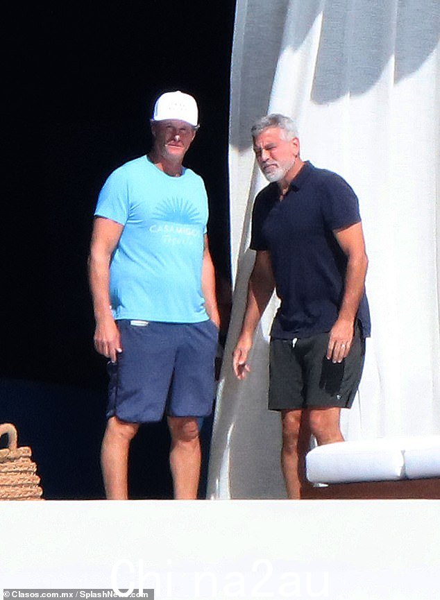 Bonding: George Clooney 和他的 Casamigos 联合创始人 Rande Gerber 周日继续享受男人们去墨西哥洛斯卡沃斯的周末度假,没有他们的妻子