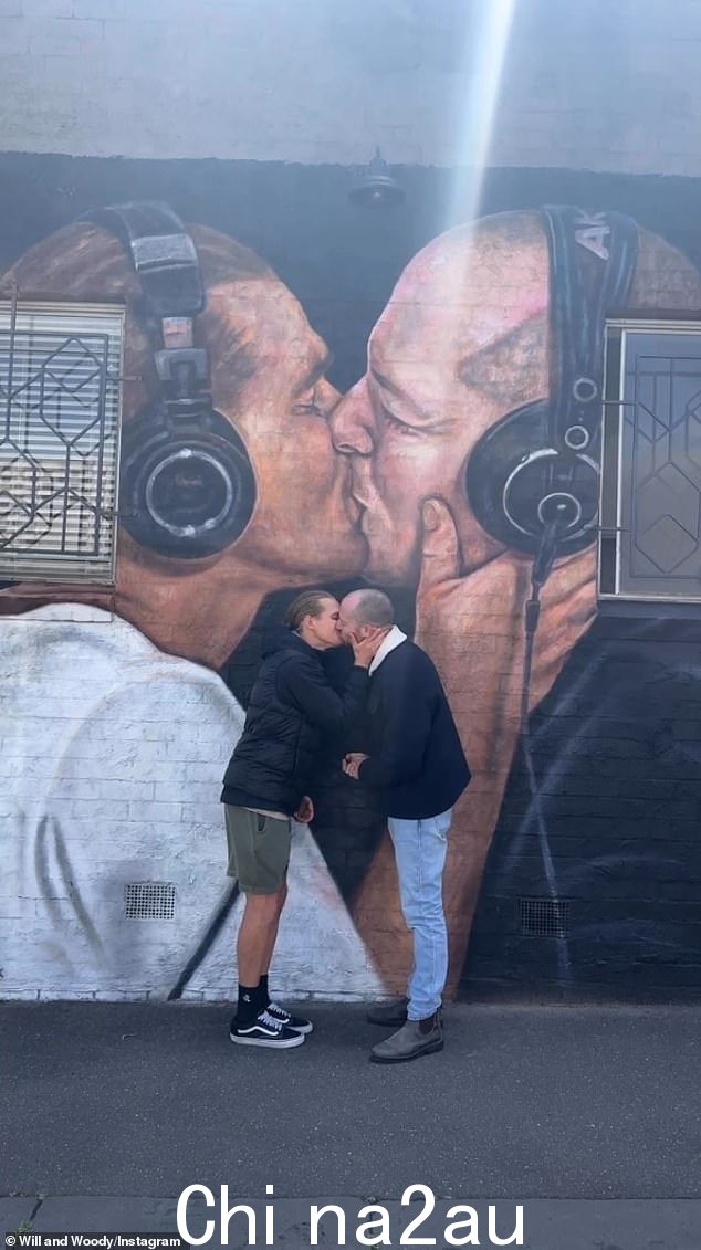 KIIS FM 的 Will McMahon 和 Woody Whitelaw 在他们的 PDA 在悉尼的一幅壁画上永垂不朽后无法抑制他们的兴​​奋。图为重演他们著名的亲吻