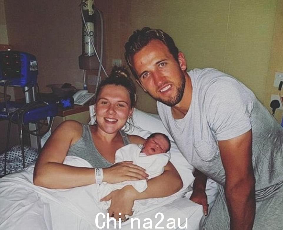 Harry Kane 和他的妻子 Katie 在 2017 年迎来了女儿 Ivy。照片是在 Ivy 到来后不久