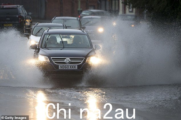 驾驶者可能会发现自己被罚款高达 1,0 英镑00 如果他们在恶劣天气下没有把灯调好” £1,000,如果他们在恶劣天气下没有正确打开灯</p> ://i.dailymail.co.uk/1s/2022/11/21/11/64770305-11452333-image-a-13_1669029204766.jpg