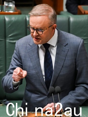 总理 Anthony Albanese 在 Dutton 先生询问政府对生活成本的回应后开球。图片:NCA NewsWire / Martin Ollman