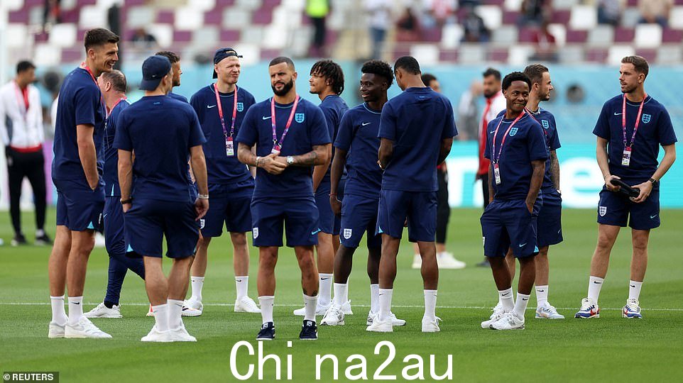 英格兰队在与伊朗的比赛前在球场上