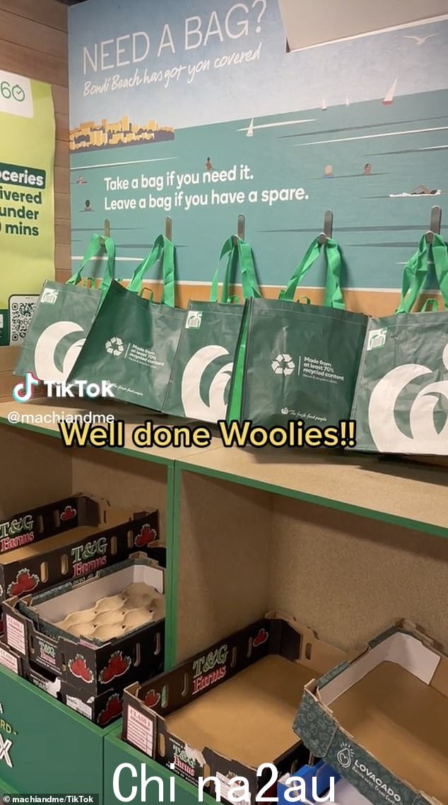 一位悉尼女士透露,邦迪海滩的 Woolworths Metro 商店现在在结账时除了提供袋子外还提供盒子(如图)。Woolworths 发言人告诉 FEMAIL,该零售商不会计划在所有商店推出这项服务,但对这个想法持开放态度