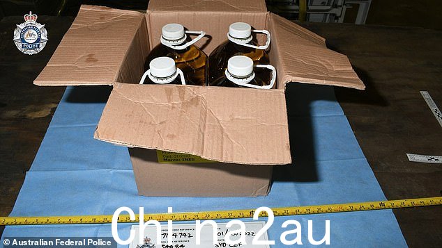 国家反帮派小队 (NAGS)由法新社、州和领地警察以及澳大利亚税务局的成员组成(如图,橄榄油仓库)