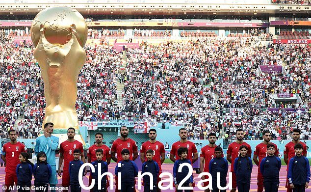 坐在看台上的支持者在国歌播放期间也基本保持沉默,同时嘘声和嘲笑声也响起以蔑视政权
