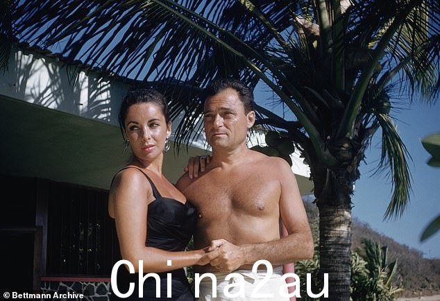 1957 年,也就是她与威尔丁结束婚姻的那一年,伊丽莎白迅速搬家,与电影制片人迈克托德结婚,并在墨西哥阿卡普尔科度蜜月(如图)