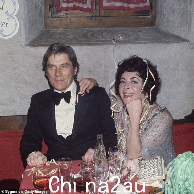 伊丽莎白·泰勒于 1976 年与她的第七任丈夫共和党参议员约翰·华纳(如图)结婚,根据一本新传记,在此期间她成了一个‘醉汉’和一个对止痛药上瘾的‘瘾君子’” class=