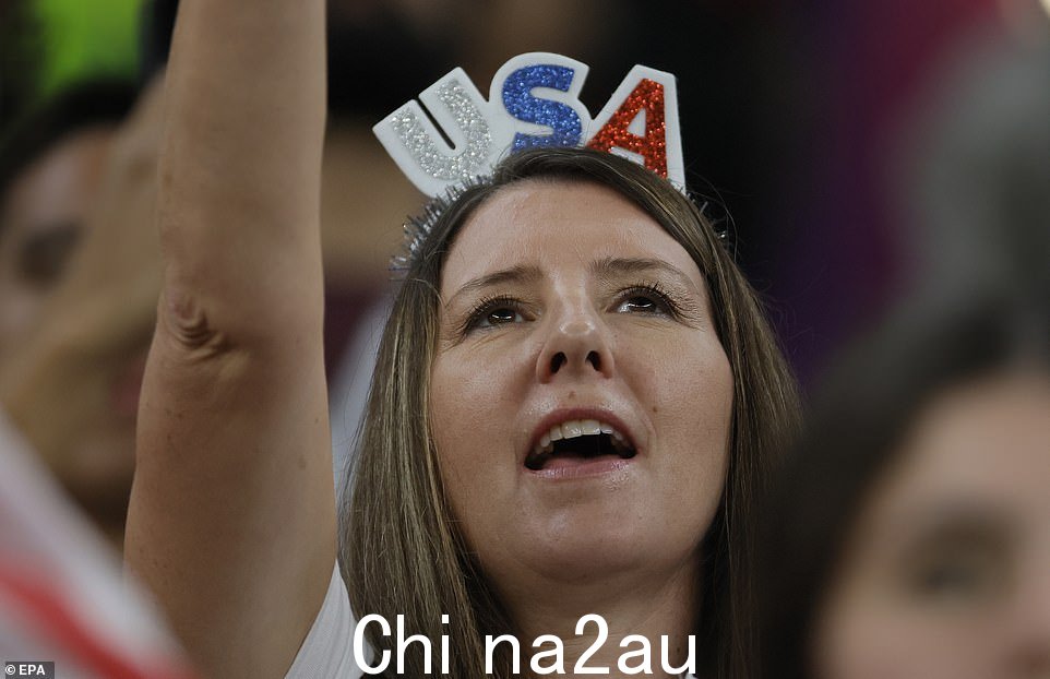 看台上的另一位女粉丝头上戴着闪闪发光的'USA'头饰,让她看起来稍微简单一些