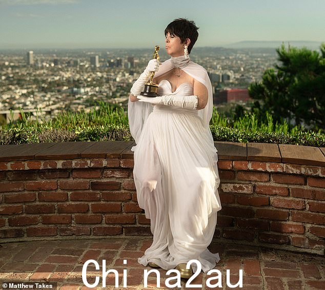 她说我愿意:Diane Warren:雪儿 (Cher) 的《时光倒流》(Turn Back Time) 等热门歌曲背后的词曲作者终于在本周末获得了奥斯卡奖。 13次入围,拿到金牌很开心,让她感觉自己是好不容易成了新娘的伴娘