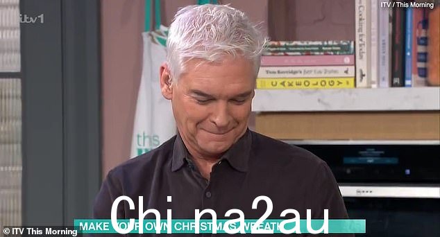 不开心:Phil 显然不喜欢这项活动并拉了一系列当他在一圈硬纸板周围编织花环时,表情无动于衷