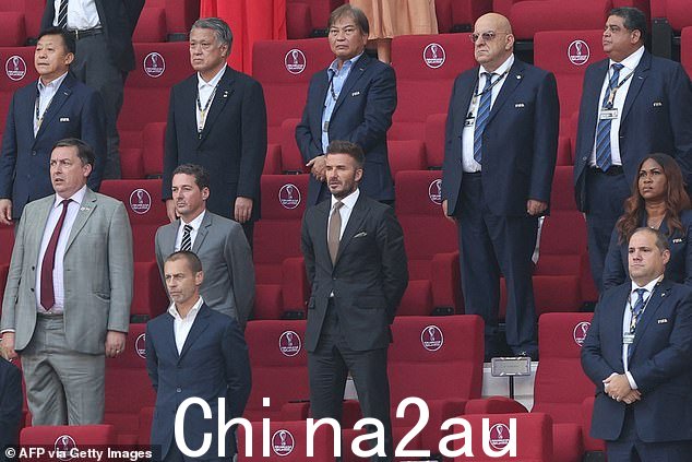越来越忙:看台后来挤满了观众