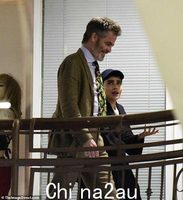 玩得很开心;Zoe Kravitz 和 BFF Chris Pine 在周日享受一年一度的感恩节前寿司约会时看起来精神抖擞
