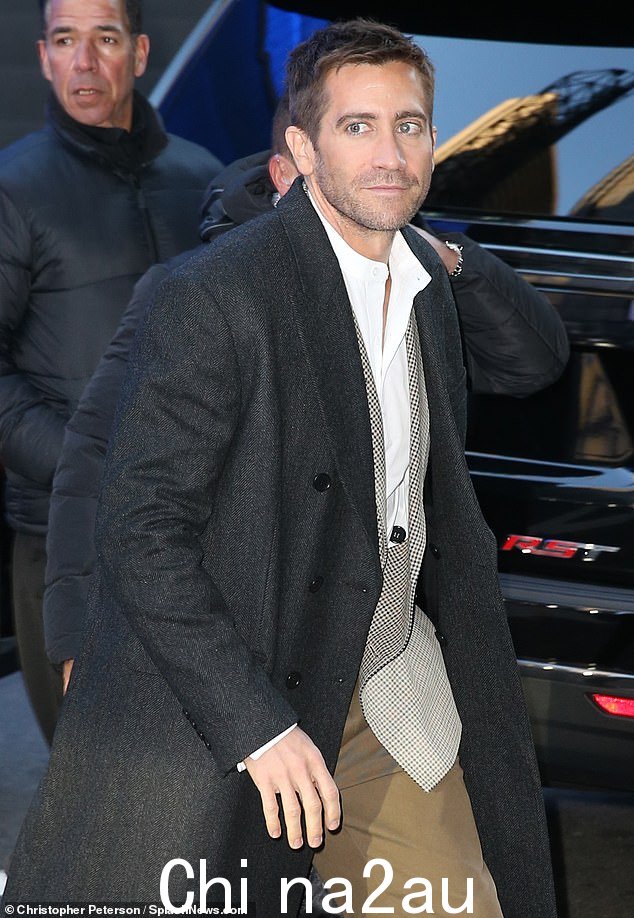看起来很犀利:41 岁的 Gyllenhaal 在进入工作室的路上穿着商务休闲装