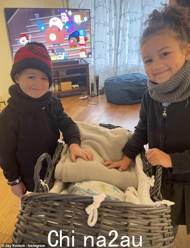 太棒了!Jay 将他的两个大孩子 KaiBo,6 岁和 Zian,4 岁上传到 Instagram,他们站在编织篮子里的新生儿两侧