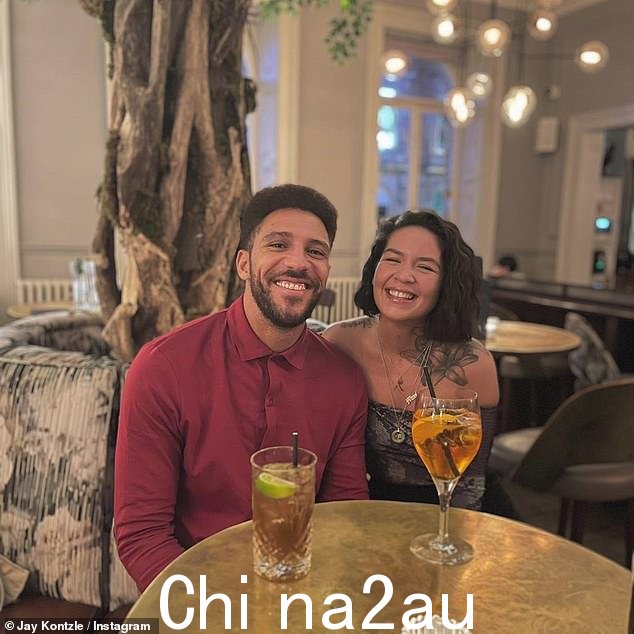 震惊:Jay 详细说明了这个公告是多么的即兴,因为他在工作中发现:'Mimi 在片场的午休时间给我打电话并告诉我