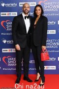 罗谢尔 (Rochelle) 和马文·休姆斯 (Marvin Humes) 在 Variety Club Awards 上合影留念，穿着光滑的黑色裤装