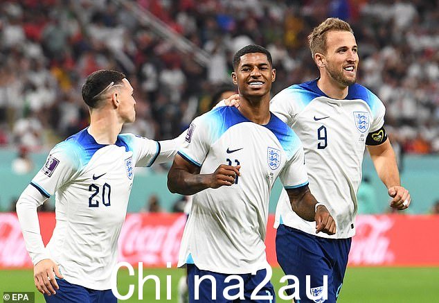 英格兰队的马库斯拉什福德(中)在卡塔尔哈利法国际体育场举行的英格兰队和伊朗队的世界杯 B 组比赛中进球后与队友一起庆祝