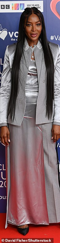 热门话题:Holly Willoughby、Naomi Campbell 和 Katherine Jenkins 带领明星出席周一在伦敦希尔顿酒店举行的 Variety Club Showbusiness Awards,令旁观者惊叹不已