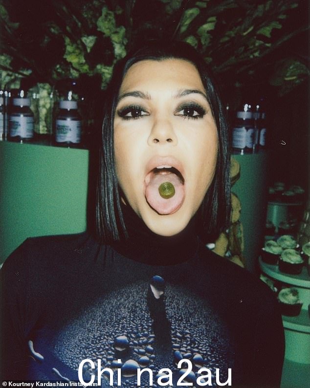 溺爱妈妈:至于她如何让“孩子们离开”她的卧室,Kourtney 说她在家里有“开门政策”,而 38 岁的 Khloe 承认她讨厌'讨厌睡衣派对'和'和人一起睡觉'