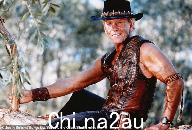 Hogan 最出名的是在 1986 年的浪漫冒险电影 Crocodile Dundee 中扮演令人心动的冒险家 Mick Dundee,以及他未来的妻子 Linda Kozlowski
