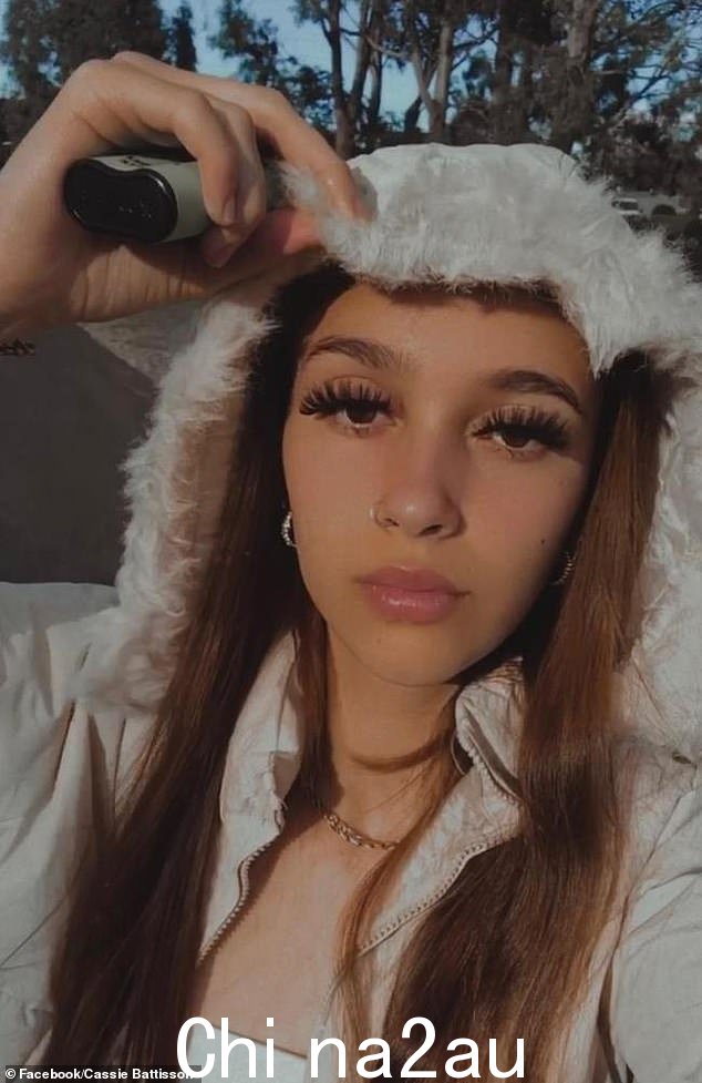 Cassie Battisson(如图)和她的兄弟一起被送往亚历山德拉公主医院,目前情况稳定但情况危急