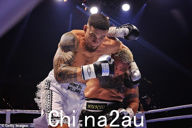 Sonny Bill Williams 和 Mark Hunt 在 Aware Super Theatre 的重量级拳击比赛中交换拳头
