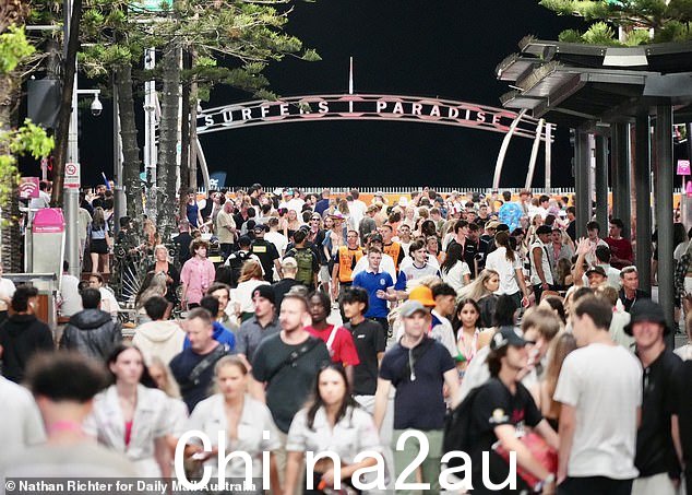 大约 25,000 人ple 聚集在冲浪者天堂(如图)参加一年一度的 Schoolies 庆祝活动