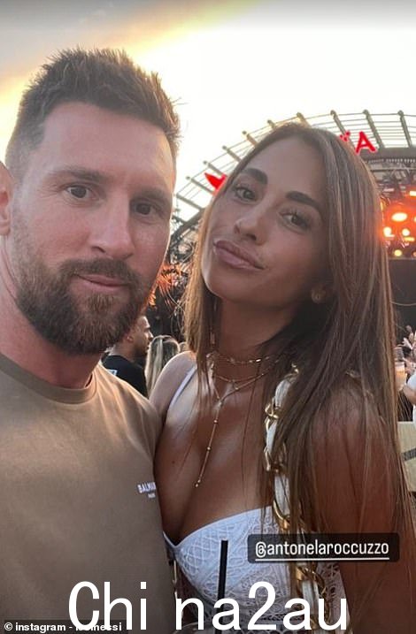 梅西和他的妻子 Antonela Roccuzzo 在伊维萨岛的海滩酒店乌斯怀亚会合