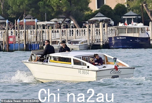 啊!Rosalind 和 Lars 在有趣的旅行中在船尾亲密相处