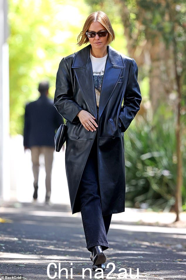 劳拉·沃辛顿 (Lara Worthington) 周三在悉尼外出时穿了一件别致的长皮大衣,穿上了《黑客帝国》(The Matrix)。