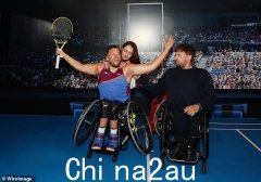 迪伦·奥尔科特 (Dylan Alcott) 在杜莎夫人蜡像馆揭幕栩栩如生的自己蜡像时表现得很俏皮