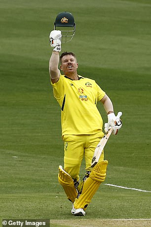 David Warner 打进一个世纪,帮助澳大利亚获得 221 分的胜利