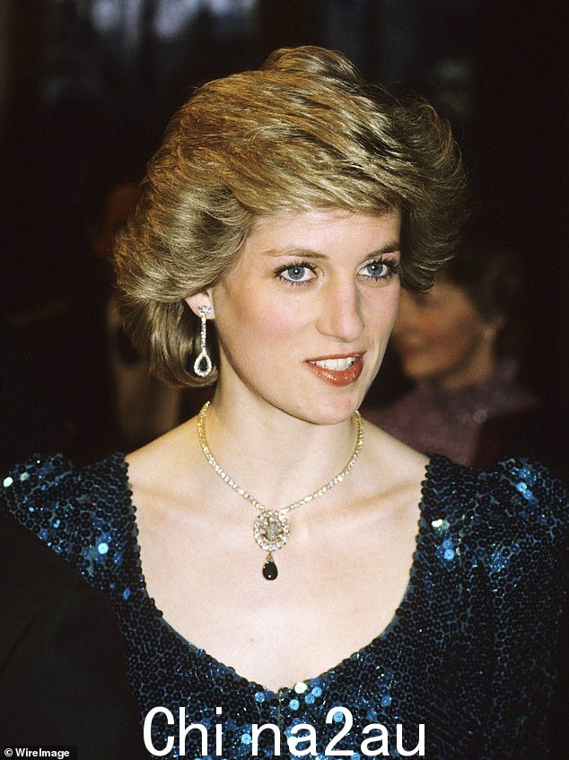 这枚胸针是戴安娜王太后在 1981 年与当时的威尔士亲王查理三世订婚时送给戴安娜的礼物(照片摄于 1986 年)