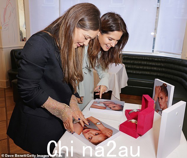 好朋友:Binky 和 Louise 在早餐发布会上滔滔不绝地谈论着 Rosie 的新手表系列,看上去每一寸都是骄傲的好朋友