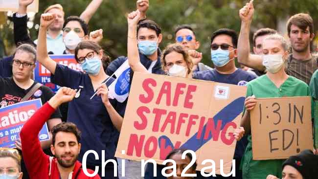 周三,新南威尔士州的护士和助产士纷纷罢工,要求加薪和改善员工配备条件。图片:NCA NewsWire / James Gourley。